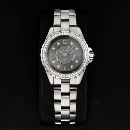 Pre-owned Chanel J12 Chromatic Quartz 33mm H2565